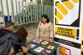 La Plataforma per la Llengua fa una recollida de firmes a l’Alguer per la introducció de l’alguerés a l’escola