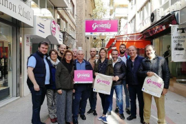 Imatge dels comerciants de la zona dels Geranis amb els nous cartells.