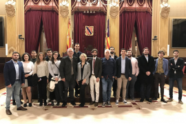 Joves per les Illes durant la trobada realitzada amb El Pi al Parlament balear.