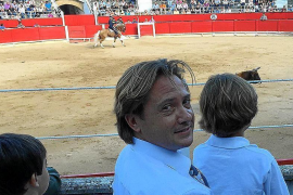 El president de la Fundación Nacional Círculo Balear, Jorge Campos, exhibeix el seu fill a la plaça de toros