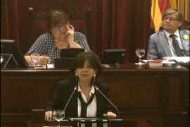 Imatge de la diputada de Més per Mallorca Margalida Capellà defensant la llei.