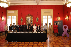 El Parlament encén 52 espelmes, una per cadascuna de les víctimes mortals per violència masclista d'enguany