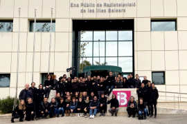 Els treballadors d'IB3 vesteixen de negre per a reclamar la internalització dels treballadors d'informatius