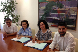 La consellera de Serveis Socials, Fina Santiago, i la presidenta de l'Institut Mallorquí de Serveis Socials (IMAS), Margalida Puigserver, durant la signatura.