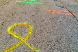 Llaços grocs a la Cursa de la 'è' i pintades feixistes contra aquests