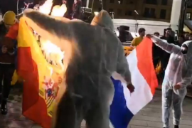 [VÍDEO] Diada de Mallorca: activistes cremen banderes d'Espanya i França