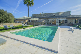 El Consell i Habtur entreguen la distinció a l’habitatge turístic més sostenible a 'Es Castellot Vell'