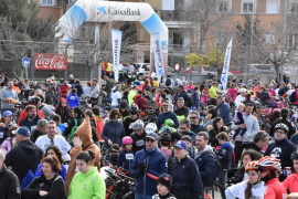 Milers de persones participen en la tradicional Diada Ciclista de Sant Sebastià.