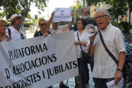 Segons els Pensionistes, el col·lectiu pateix «un frau de llei ideat per el govern anterior i silenciat per l'actual».