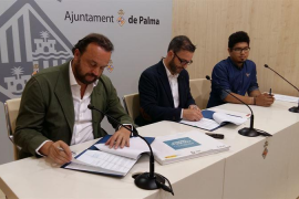 El batle de Palma, José Hila, i el director executiu de la FEBE, Bosco Torremocha, durant la signatura del conveni de col·laboració.