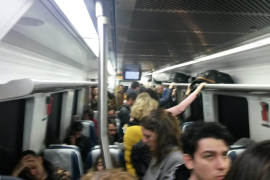 Vagons saturats aquest dilluns per la supressió dels serveis express del tren a Mallorca