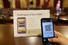 Els visitants del Parlament tendran a la seva disposició una audioguia que es podrà descarregar amb un enllaç en el mòbil o amb un codi QR.