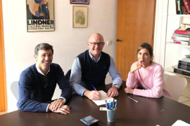 El gerent d'ABAQUA, Guillem Rosselló, i el batle de sa Pobla, Llorenç Gelabert, durant la firma de cessió dels terrenys per a la nova EDAR, el novembre de 2019.