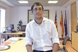 El conseller de Model Econòmic, Turisme i Treball, Iago Negueruela, s'ha reunit aquest diumenge amb els representants de CAEB, Pimeb, CCOO i UGT.