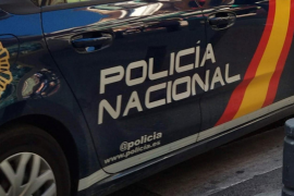 La policia espanyola patrulla els carrers per fer valdre l'estat d'alarma.