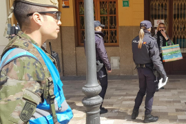 Militars patrullen Manacor per «informar» sobre les mesures de l'estat d'alarma