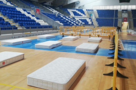 Des d'aquest dissabte s'ha habilitat el poliesportiu de Son Moix per acollir a 50 persones sense sostre.