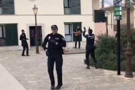 [VÍDEO] La policia d'Algaida es passeja pels carrers cantant 'En Joan Petit quan balla'