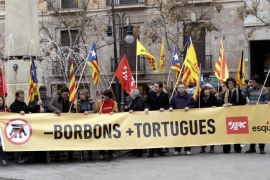 Una concentració convocada per Esquerra ja va demanar, el febrer de 2013, el canvi de nom de la plaça de les Tortugues