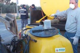 Dotze pagesos voluntaris fan tasques de desinfecció a Sant Jordi