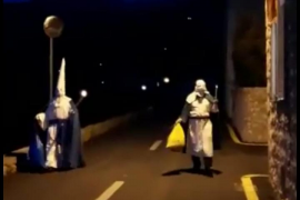 Bullen les xarxes amb un vídeo de dos sollerics que sortiren a tirar els fems vestits de caperutxes