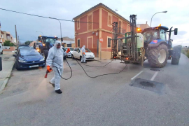 Els pagesos del Pla de Sant Jordi desinfecten els carrers de Son Ferriol