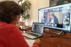 Santiago en una videoconferència amb Iglesias.