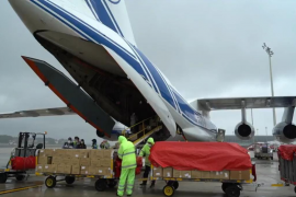 Arriba un avió amb més de 300.000 màscares i 1,5 milions de guants