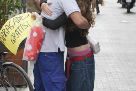 PALMA. SOCIEDAD. UN GRUPO DE JOVENES REPARTE ABRAZOS GRATIS A LA GENTE DE LA CALLE.
