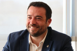 Pla mitjà de l'alcalde de Badalona, Álex Pastor, el 17 de febrer de 2020 després de tornar de la seva baixa. (Horitzontal)