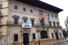 Cort penja una pancarta per homenatjar als infants pel confinament