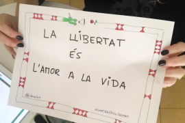 [VÍDEO] Òmnium llança la iniciativa #SantJordiÉsLlibertat per a recordar els presos polítics i exiliats