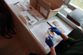 Educació repartirà 1.000 targetes de prepagament amb per a famílies vulnerables sense beca