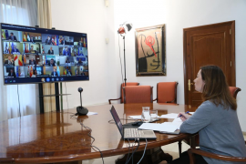 La presidenta Armengol durant la reunió amb Sánchez i la resta de presidents de les comunitats autònomes.