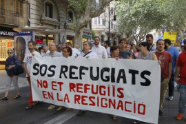 400 manifestants es solidaritzen amb les persones refugiades 