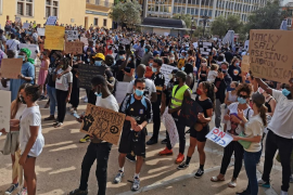 Milers de persones criden 'ja n'hi ha prou' i 'I can't breath' a Palma