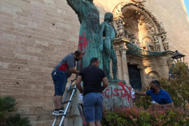 [VÍDEO] Fan neta l'estàtua de Juníper Serra a Palma i demanen «respecte»