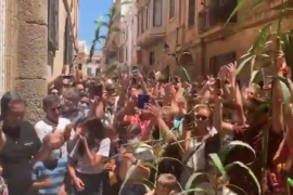 Desenes de persones es concentren davant la residència del Caixer Senyor a l'hora del primer toc de fabiol