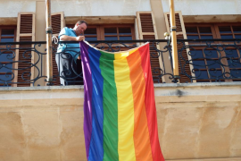 La bandera de l'orgull gay ja llueix a l'Ajuntament