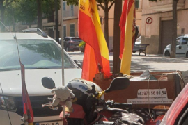 Un grup de militants feixistes es dedica a entrar als comerços de Manacor, insultar els propietaris i cridar «¡háblame en español!»