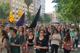 Mig miler d'estudiants surten al carrer en contra de les retallades i el 3+2