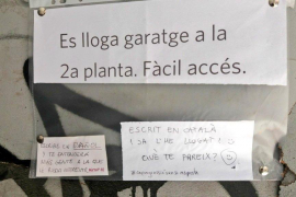 Un veí li diu que escrigui un anunci 'en español' i ella li respon que en català ja li ha anat bé