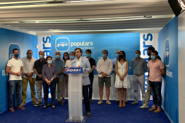 Company amb alguns batles i representants municipals del PP.