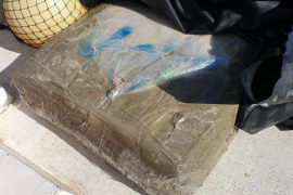Uns pescadors troben un paquet de 30 quilos d'haixix en aigües de Port de Sóller