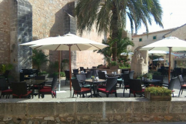 El Pi de Santanyí s'indigna per l'augment de cadires i taules a la Plaça del Roser 