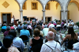 El crític literari i doctor en Filologia Catalana i Lingüística de la UIB, Joan Mas i Vives, i el poeta Bernat Nadal van presentar l'acte en homenatge a l'autor.