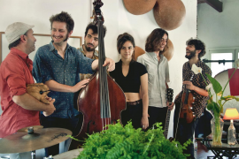 La mallorquina Clara Fiol (al centre de la imatge) és finalista del XIII concurs Sons de la Mediterrània.