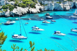 El 'Petit Nicolás' de vacances a Menorca increpa un vaixell perquè no duia la bandera espanyola