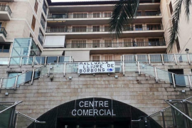 Mallorca Lliure penja una pancarta contra la visita del Borbó a l'illa