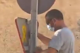 [VÍDEO] Retiren un senyal de trànsit a Petra amb un llaç groc pintat per la visita de Felipe VI
